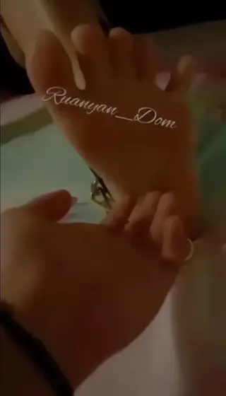 挠可爱小足 转他人，找不到出处，侵删