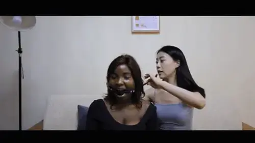 【半岛束艺台】【劳拉】【桃子】【海语】YT1676 听说坐在黑人旁边运气好 劳拉用实力告诉你什么叫脸黑，每次抽的牌都是最小的，因此早早就被绑了个底朝天，海语和桃子暗自窃喜。<br>【解压密码】peninsula2018,修改后缀名mp4，勿在线观看<br><br>【半岛束艺台】不做精品只做生活，用镜头记录真实绳艺，纯净捆绑，健康游戏！为每一个热爱捆绑的朋友展示最纯粹的绳艺，为每一个顾客用心打造属于您的专属作品。<br>本台主页：https://linzijun.app/@BDTV<br>联系方式：QQ2245148409/微信peninsulastudio<br>业务咨询秒回，闲聊看心情，色情勿扰。