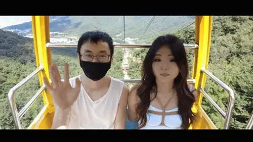 【半岛束艺台】【有奖问答】【户外】【卡菲】YT1681 疯狂的缆车：全网第二部缆车题材？ 秋高气爽，登山望远，只不过台长这老胳膊老腿的还是坐缆车吧，顺便带上我的小秘书卡菲，尽管她一路上只顾看风景......印象中世界上似乎尚未诞生第二部缆车（摩天轮）题材的作品吧，台长姑且将此作定性为全网第二部缆车题材，那么本期问题来了：<br>全网第一部缆车（摩天轮）题材的绳艺视频名称是什么？<br>请某林用户站内私信回答，请某梦用户评论区回答，首位答对的同学在站内信箱中领奖。<br>【解压密码】peninsula2018,修改后缀名mp4，勿在线观看<br><br>【半岛束艺台】不做精品只做生活，用镜头记录真实绳艺，纯净捆绑，健康游戏！为每一个热爱捆绑的朋友展示最纯粹的绳艺，为每一个顾客用心打造属于您的专属作品。<br>本台主页：https://linzijun.app/@BDTV<br>联系方式：QQ2245148409/微信peninsulastudio<br>业务咨询秒回，闲聊看心情，色情勿扰。