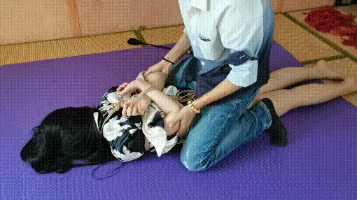 小花影睡衣捆绑放置 花影说她买了个性感的睡衣，想穿上拍个作品，一看原来是个和服睡衣，双手吊的高高的给她绑了个日式，跪着放置，中间还有骚扰。她一如既往的默默承受。视频解压密码：chuxin     -         -<br>一绳所爱绳艺体验店面向全国爱好者开放，本店提供绳艺捆绑模特服务、体验女绳师捆绑服务、体验长时间囚禁服务、绳艺教学培训、绳艺交流会、场地出租、专业麻绳销售，原创视频套图销售、作品私人定制、模特原味丝袜出售等，另外本店招募同好合作伙伴。微信：351552501初心
