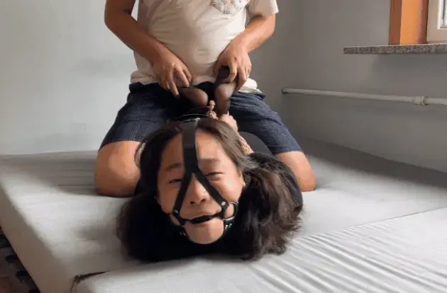 玩奴原创新妹绳奴黑丝残酷暴杀驷马凌辱TK，绝望玩耍放置到哭泣！口水汗水泪水三合一！交流购约绑教程请加1152327635。 解压密码<span style='color:#b0b0b0;'>[隐藏文字，购买后可见]</span>感谢各位观众的支持！随着每天绑人博主的残忍度也逐渐升高，就像今天这个妹子，黑丝小黑裙蛇缚并肘之后马具牢牢堵嘴，强制TK直接放置到哭泣，口水汗水泪水三合一！博主的快乐是建立在各位妹子的痛苦之上，也真的是辛苦她们了，同时也希望各位看的开心哦！<br>另外为了方便各位同好约绑，博主最近推出了一个非常详细的约绑教程。里面有非常详细的从零基础开始教大家如何认识妹子，如何与妹子沟通等等。非常的实用，有兴趣的各位同好加1152327635咨询，备用805351328。<br>目前博主已经出了五个系列，分别是绝对真实调教系列，真实约拍系列，口水囚徒系列，紧缚实验室系列，美人小舔犬系列以及最新出的高颜值系列都非常精彩，各种元素满满，希望各位同好多多支持！<br>推特可以关注浅神。本频道提倡健康积极的绳艺亚文化，目的是给生活增添一些情趣，谢谢大家。备用联系方式qq805351328。<br>下载操作：<br>1、电脑下载<br>2、解压<br>3、将压缩包内rar文件名后缀修改为mp4。<br><br>