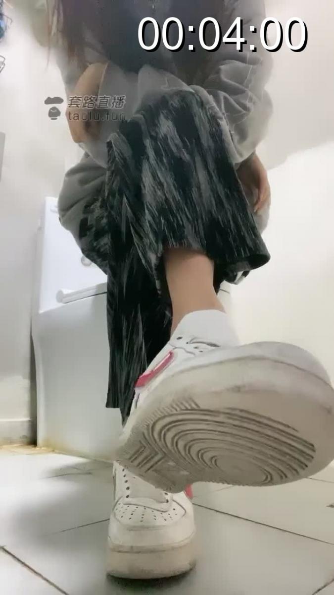 西怡S - 厕所白袜裸足骂强制 原作者：西怡S <br>裸足、白袜、粗口、倒计时<br>粗口粗口粗口，重要的事情说三遍，小姐姐痛快辱骂在厕所盯着小姐姐玉足的贱狗