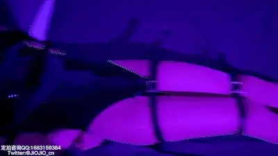 【JIOJIO原创】JIOJIO油量肉丝黑色死库水 单手套拘束带放置 震动TD 电击GS调教!!!!!! 昏暗的房间里黑长直少女JIOJIO被换上了黑色漆皮死库水 穿上油量肉色 在氛围灯的照射下 被拘束放置的JIOJIO显得格外的性感诱惑......<br>第一段:M腿单手套放置在榻榻米床垫上 玩具打开后 一下子就受不了了 开始蠕动挣扎着身体 玩具刺激着身体不断挣扎 可越是挣扎下面就越敏感 接着打开电击震动GS 一下子就开始抽搐了 里面被电击着 顿时就被电击的频率带走了 一抽一抽的刺激着前列腺 最后强制GC瘫倒在床上...<br>第二段:拘束带日式后手拘束 双腿换成拘束带直腿拘束 电击GS和震动TD直接开到最大 一下子就受不了了 在床上翻来覆去 拘束带和玩具把身体弄的又爽又紧 最后直接被爽到翻白眼在床上喘息...<br>定拍线下等 联系QQ:1683159384 招绳师摄影 模特(女或CD）坐标南宁 tw:JIOJIO_cn<span style='color:#b0b0b0;'>[隐藏文字，购买后可见]</span>