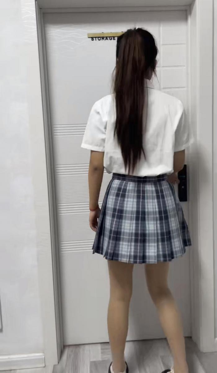 入室绑架jk大一女学生驷马捆绑挠脚心逼供 绑架18岁少女 脱掉鞋子 对白嫩丝袜脚丫处刑 使劲挣扎 大喊不要不要 撕掉丝袜 光滑白嫩的脚心暴露无遗 狠狠tk 模特03年已成年 订拍应聘加3243707388