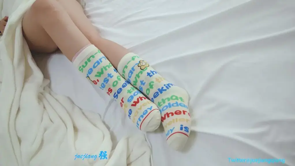 小开10双袜子tk定拍 客户定拍的剪袜子视频 要求小开套上10双袜子 一双一双的剪开直到果足 套这么多层脚丫都出汗了 袜子嘞着腿导致jiojio十分敏感 有想看的服装道具什么的可以提建议 联系我了解更多花絮日常 拍摄内容提前爆料 每日更新提前获取 日常发福利 各种惊喜等着你 喜欢的可以关注支持一下 想要定拍.约现 套图定制等 联系1721864884 Twitter@juejiangqiang 售原味送脱袜视频有需要的联系 1721864884