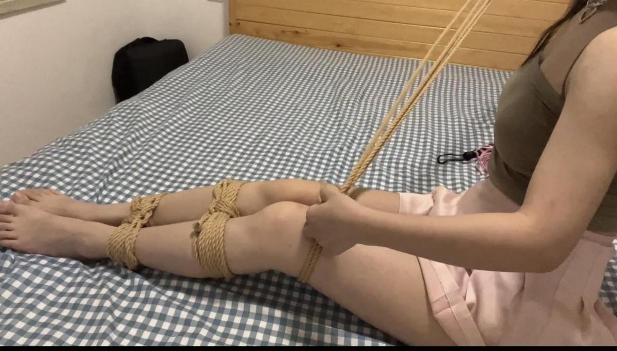 《裸足少女的自嗨自编自导》自拍 自缚 震动 自嗨 自摸 裸足 真实高c 飘窗 《裸足少女的自嗨自编自导》自拍 自缚 震动 自嗨 自摸 裸足 真实高c 飘窗<br>这一周应该是黑丝侠最省力的一天，漂亮的裸足小姐姐，不甘寂寞<br>还没有到周末就开始无法控制自己躁动的内心，自缚 自摸 自嗨 自拍<br>样样俱全，而且都是一个人完成的，，， 事后问她，偷偷告诉我，自己<br>把自己强高了好几次呢，，羞羞脸，，内容真实，<br>本次视频价格福利优惠一波，感谢看官一直的支持<br>