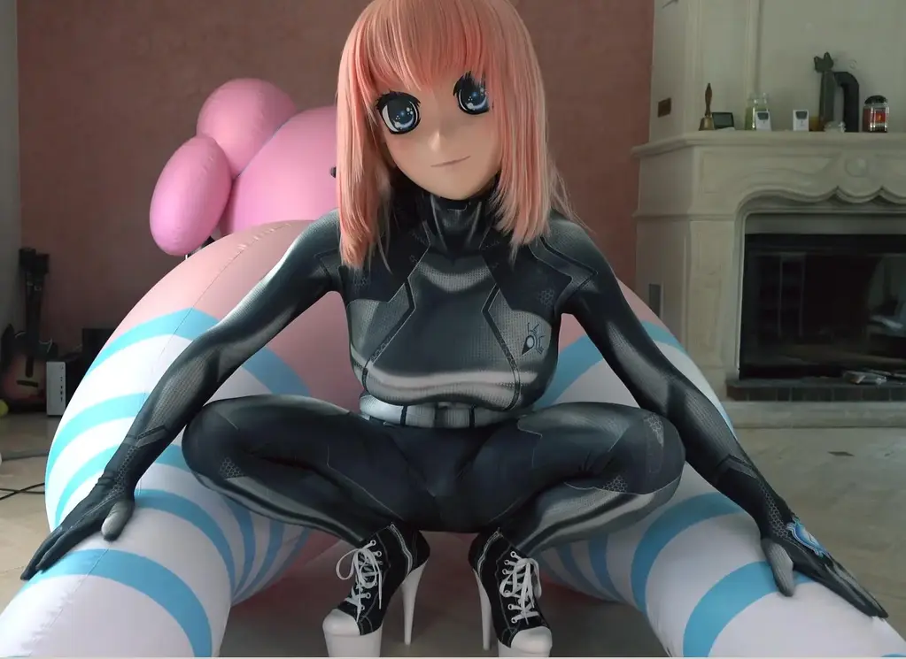 ASMR Take2 (17 min video) 作者：Kigluka<br>Boobies, zero suits, booties and boobies.... If you remember well, the original video caused a little stir online thanks to the "paywubbyguy" who stumbled upon this video since it was about 'asmr' and somehow, it's thanks to the guy that we created this little but friendly patreon community, here.<br>This new version of the asmr video was done before the "booty crisis" and I was allowed to post it this month since it will be difficult to make a september content.<br>So please enjoy that piece of rubing for now :-)<br>鲣鸟、零套装、短靴和鲣鸟……如果你还记得的话，原始视频在网上引起了不小的轰动，这要归功于“paywubbyguy”，他偶然发现了这个视频，因为它是关于“asmr”的，不知何故，这要归功于伙计。<br>这个新版本的 asmr 视频是在“战利品危机”之前完成的，我被允许在这个月发布它，因为很难制作 9 月的内容。<br>所以请暂时享受那块摩擦 :-) 