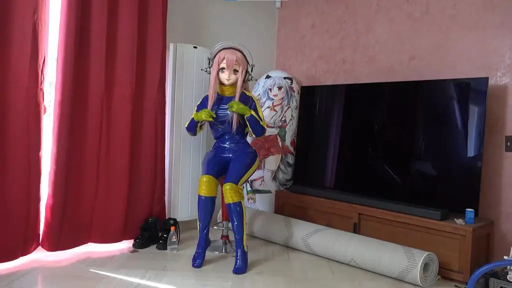 Drone dressing and undressing  作者：Kigluka<br>At last, I'm posting this video that was commissioned by Darkrai4, who likes to see me struggling with complex latex fittings ;) (that one was not the worst :p)<br>It features a "froggie" using corsetry from Fantastic Rubber (germany), that blue and yellow suit from Rubear (russia), a black catsuit from Libidex (uk), some Pantsu from Rubereva (UK again), Drone mask from Yuelan (China) and Japanese Super Socico mask.<br>Speaking of globalization :D<br>Enjoy !<br>最后，我发布了这个由 Darkrai4 委托制作的视频，他喜欢看到我在复杂的乳胶配件上苦苦挣扎；）（那还不是最糟糕的 :p）<br>它的特色是使用 Fantastic Rubber（德国）的紧身胸衣的“青蛙”、Rubear（俄罗斯）的蓝色和黄色套装、Libidex（英国）的黑色紧身连衣裤、Rubereva（再次是英国）的一些 Pantsu、悦兰（中国）的无人机面具) 和日本 Super Socico 面具。说到全享受 ！ 