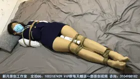 【新月原创】【佳怡】同好定拍 剧情片 被入室的空姐几次逃走不成 被捆绑用棒子强G 【新月工作室】定拍交流QQ：1003187439原味找她们：3104988182 小洛（红豆）2389316626 玉箫 3560530071 雨涵 3451471253 佳怡<br>站内众筹也请大家多多支持~谢谢<br>约绑攻略有售直接滴QQ：3104988182！！！本工作室正式启动会员优惠折扣方案，请有兴趣的同好加Q：3104988182详询<br>同好定拍，感谢授权我发布。<br>剧情大概：<br>空姐女孩佳怡回家之后，放松身体趴在沙发上玩手机，却被贼人入室贼捂晕之后，带上了手铐，佳怡为了逃脱，拼命挣扎，却无法弄开手铐，只能想办法先逃出去，却被贼人二次发现，按在地上带了脚铐。<br>佳怡没办法抵抗，还被扛到了房间里，但坚强的佳怡没有屈服，她还要逃走，可是第二次被贼人抓回来，强行驷马铐上，现在的佳怡妹妹已经失去了逃走的能力和机会，只能等待贼人对自己进行下一步行为。<br>而贼人没有偷到自己满足的东西，一气之下，给佳怡妹妹捆绑了个结结实实，双腿之间还加了棒子，打开之后，留下不停挣扎的佳怡妹妹一个人在床上呻吟……渐渐的，她也有感觉了……<br><br>