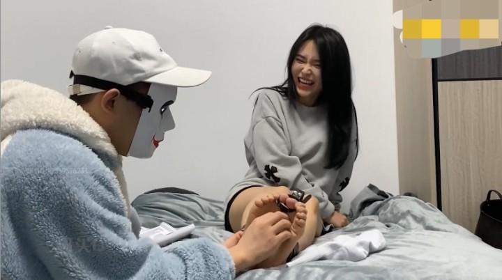 【全网首发】重磅！Smile 鞠婧祎年终定制 足枷高强度挠痒！ 【全网首发】重磅！Smile 鞠婧祎年终定制 足枷高强度挠痒<br>原创作者：smile<br>鞠婧祎大家都熟悉 敏感度爆表的一个模特这部片不同以往小打小闹 是真下狠手去挠 足枷都给挣开了