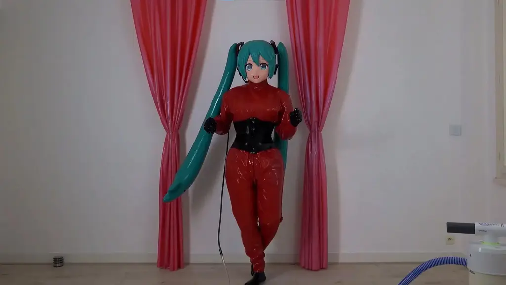 A wild round inflated Miku appears ...（2） 作者：Kigluka<br>Trying with a cheap corset on to get a more hour-glassed shape