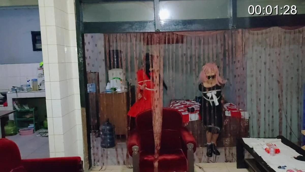 Yor 和 Anya 被绑在一起，被迫穿着高跟鞋跳起来。 共同努力逃脱。 黑丝袜，赤脚，挣扎，各种束缚。 绑匪来到屋子威胁安雅。 然后安雅被绑起来，她的嘴被胶带封住。 绑匪随后进入房间，找到你并给他下药，将他绑起来并用胶带粘住他的嘴。 醒来后，你发现自己有麻烦了。 他试图挣脱并跳了出来。 你遇到了也被捆绑的安雅。 他们互相争斗，互相帮助。 绑匪看见了他，把他们绑得更紧了。 anya 被绑在马的位​​置，而 yor 则固定在沙发上。 现在他们不能再互相帮助了，只能希望帮助会到来。