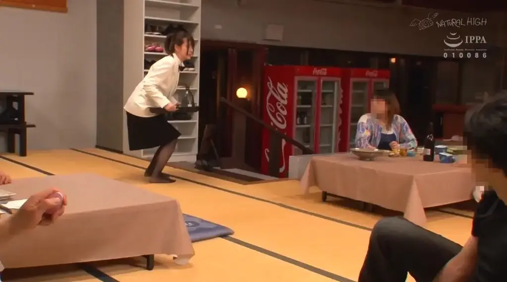 ホテル痴漢 11 集団中出しSP 识别码:<span style='color:#b0b0b0;'>[隐藏文字，购买后可见]</span><br>发行日期:2022-09-08<br>长度:240 分钟<br>导演:イタカ・スミスリンパウダー  <br>制作商:ナチュラルハイ  <br>发行商:----<br>类别:户外 羞耻 制服 潮吹 4小时以上作品<br>剧情：冒充客人袭击工作中的女职员们，强制拘束玩弄。她们被放入玩具，控制着开关看着她们在工作中忍耐着刺激，被迫当场绝顶失禁。
