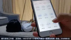 【新月原创】【红豆】剧情片 被抓住的性感少女搜查官 反制之后被各种拷问 【新月工作室】定拍交流QQ：1003187439原味找她们：3104988182 小洛（红豆）2389316626 玉箫 3560530071 雨涵 3451471253 佳怡<br>站内众筹也请大家多多支持~谢谢<br>约绑攻略有售直接滴QQ：3104988182！！！本工作室正式启动会员优惠折扣方案，请有兴趣的同好加Q：3104988182详询<br>剧情如下：<br>瘦弱却相当性感的少女搜查官，进入窝点找寻物质证据，刚找到证据，上报之时被贼人发现，刚过来想制服她，搜查官红豆却不是省油灯，反手一拳刚好打中贼人腹部，贼人疼痛无法起身。红豆马上致电领导已经完成任务，并且准备用手铐完全制服贼人。<br>但由于汇报的时候话太多，贼人已经恢复过来，瘦弱的红豆在近身战根本不是魁梧的贼人的对手，被直接反扭在沙发上，用她自己带来的手铐把自己拷上了。<br>可怜的红豆妹妹挣扎无果，还被绑在了椅子上，被玩弄大腿之后，借由贼人离开的瞬间，她挣脱绳子，却无法挣脱手铐，刚跑到门口，差点打开门，却再次被贼人抓了回来，这次被拷住双脚，丢在地上。此刻的红豆已经失去挣扎反抗的机会了，只能放出狠话之后，还哀求贼人给自己可以吹一下电扇，太热了……<br>贼人得到上头指示之后，要求他将红豆捆绑好，等待上头派人来对接，贼人的捆绑技术相当厉害，可怜的红豆妹妹被吊绑在了吊钩下，脱掉了高更鞋，还被塞上了遥控TD，她拼命挣扎，却只能在贼人的嘲笑中，成为了一个相当靓丽的风景线……<br>（PS：这家伙最后被震得屁股都扭起来了……）