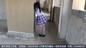 【新月原创】【佳怡】天台少女的探险 JK白丝小皮鞋 带着镣铐还翻墙 【新月工作室】定拍交流QQ：1003187439原味找她们：3104988182 小洛（红豆）2389316626 玉箫 3560530071 雨涵 3451471253 佳怡<br>站内众筹也请大家多多支持~谢谢<br>约绑攻略有售直接滴QQ：3104988182！！！本工作室正式启动会员优惠折扣方案，请有兴趣的同好加Q：3104988182详询<br>同好定拍，感谢授权我发布。<br>佳怡妹妹的白丝JK户外镣铐系列看来很受欢迎，这位金主专门要定拍一个佳怡妹妹没有去过的场景，正好，这里有个天台烂尾违建，她直接就爬进去了。<br>到处走了一圈，发现这里非常大，来到之前小玉驷马过的地方，佳怡也在这里自己带上了手脚铐，刚走几步，准备去旁边看看风景，却发现对面楼有人在晾衣服，而且和她对望了一眼。<br>这家伙吓得马上想跑，却发现我先跑远了，她只能追过来拿钥匙。<br>走到里面的废墟，这里很脏，我让她脱掉鞋子踩上去，她舍不得袜子。但这里的风景任然不错。到处探险之后，佳怡解开脚铐准备回去了，我和她打赌，能不能带着手铐翻过来的那个窗台，这家伙二话不说就翻过去了……