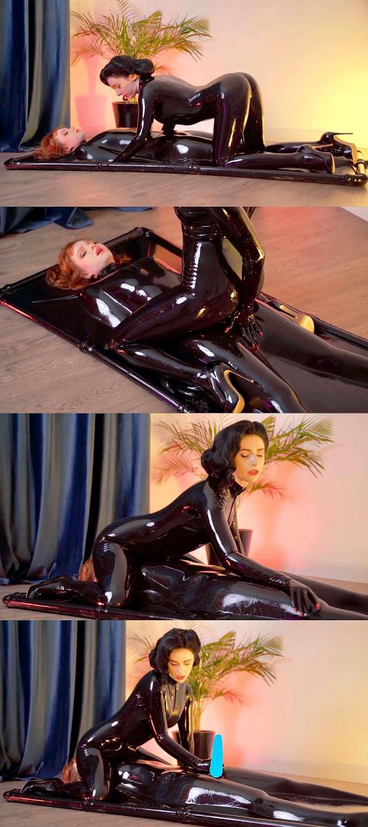Face sitting in Vacbed (4K) 这部乳胶女同作品，我很负责的说，绝对是T0梯队里的东西了！！<br>我把C4S站的女同区、乳胶区、紧身衣区，翻了个底朝天，就只找出来这么一部。<br>可所谓难得的顶尖佳作，收藏极品。<br>诸位兄弟，走过路过，不容错过。<br><br>我讲一下为什么这部作品堪称一件艺术品：<br>◎题材：女同 胶衣 乳胶真空床 SM 坐脸 嗡嗡棒。集大成于一身。<br>◎演员：两个女孩身材、颜值都在线。尤其是女S相当有气质。演技都相当棒。<br>◎服装：胶衣还有乳胶真空床的用料一看就是很高级，弹性光滑感十足。搭配上女S的漆皮尖头细跟高跟鞋，性感到爆。<br>◎画质：4K 60帧的画质，把胶衣的质感全拍出来了。音质也极其棒，乳胶之间摩擦的吱嘎声也都清晰的能听到。<br>◎玩法：乳胶真空床那必须喜闻乐见啊。女S坐在女M脸上一边摩擦满足自己，一边用嗡嗡棒搞女M，更是锦上添花了。<br><br>推荐指数：★★★★★★（6星）<br><br><br><br><br><br>PS：<br>有些工作室的作品也很优秀，但是挑下来，合规的能发的没几部，精彩的也就更没几部。<br>我就单独建一个剧集，把这一类视频放一起，供大家挑选。