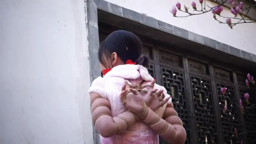 嫣儿 棉旗袍五花口球 锐度主张当家模特嫣儿外拍，身着旗袍黑丝高跟鞋，招牌极限紧缚五花大绑，吊高双手并捆上双手的手指，绳子嵌入肉中两臂被缚的完全动不了，然后戴上大大的红色口球堵嘴。