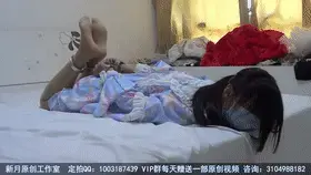 【新月工作室】【荷露】特价~可爱女孩 洛丽塔肉丝 手铐驷马解缚 【新月工作室】定拍交流QQ：1003187439原味找她们：3104988182 小洛（红豆）2389316626 玉箫 3560530071 雨涵 3451471253 佳怡<br>站内众筹也请大家多多支持~谢谢<br>约绑攻略有售直接滴QQ：3104988182！！！本工作室正式启动会员优惠折扣方案，请有兴趣的同好加Q：3104988182详询<br>新来的荷露妹妹真的超级可爱。小巧玲珑，脚丫子也是非常适合我的审美观。<br>今天忍不住把她驷马铐起来，让她自己解缚，解不开就打屁股~她还以为手铐和绳子一样，结果发现这个玩意不但固定得紧，没得钥匙根本一点办法没有……<br>看她急的样子，太可爱了~