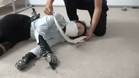 《诱拐女治安官之捆堵逃脱游戏》 (片头声明，本片没有影射真实的人物地点事件，情节请勿模仿。)大家好，这次依旧是与逍遥工作室合作拍摄的女强者被绑架系列，这次的女主是女治安队长王诗韵，她一直在追查的“刀疤”终于要落网了，而这位亲自执行抓捕的女治安官没想到却将落入对方的圈套，等待她将会是只有她一个人参加的“鱿鱼游戏”...和之前的作品一样，如果各位喜欢身穿制服的女执法者被紧紧捆绑，严密堵嘴，无奈而挣脱无门，呜呜喊叫，那购买此片绝对物超所值。本片由我精心编排剧本，逍遥当家花旦之一柳洋本色出演，算是白菜价了。看完后保您爽爆！最后希望各位能支持我，也给我继续定拍与分享的动力，谢谢！（购买后的朋友们请注意看一下[X_X]的隐藏文字，这是对于一小段剧情的字幕解释。）Ps:片头有一点拍摄前模特知情权花絮，如果怕影响剧情代入，直接跳到32秒的位置开始观看即可。<span style='color:#b0b0b0;'>[隐藏文字，购买后可见]</span>