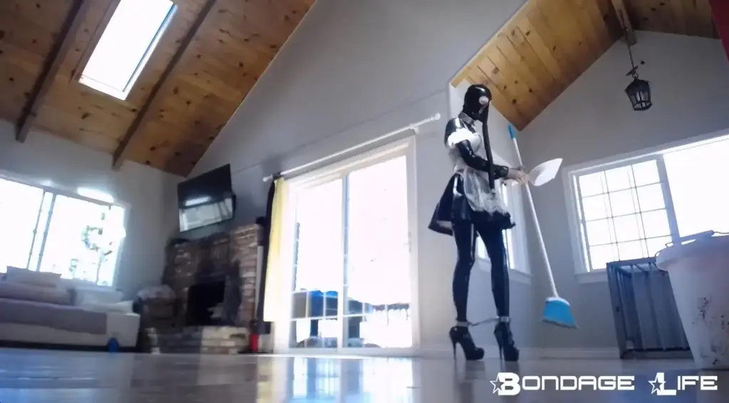 Greyhound Cleaning Service 束缚生活呈现：奴隶清洁服务！在这个有趣的直播中，Greyhound打扮成性感的乳胶女仆，并被赋予打扫她主人家的任务，所有这些都带着防毒面具的额外困难！ 观看穿着乳胶和防毒面具的奴隶开始她的女仆职责，清洁窗户，然后继续她的任务并第一次清扫牧场的地板，同时为你炫耀她紧致的乳胶。 完成清洁工作后，我们性感的女仆展示了几个诱人姿势，然后爬进她的笼子，好好休息！<br>Bondage Life Presents: The Greyhound Cleaning Service! In this fun lunch stream, Greyhound gets dressed up as a sexy latex maid and is given the task of cleaning her Owners home, all with the added difficulty of wearing a rubber gas mask! Watch as a latex clad and gas masked Greyhound begins her maid duties buy cleaning windows then continues her task and sweeps the floors of the ranch for the first time, all while showing off her tight latex for you. After her cleaning duties are completed, our sexy maid shows off a few presenting positions before crawling into her cage and taking a well earned rest!