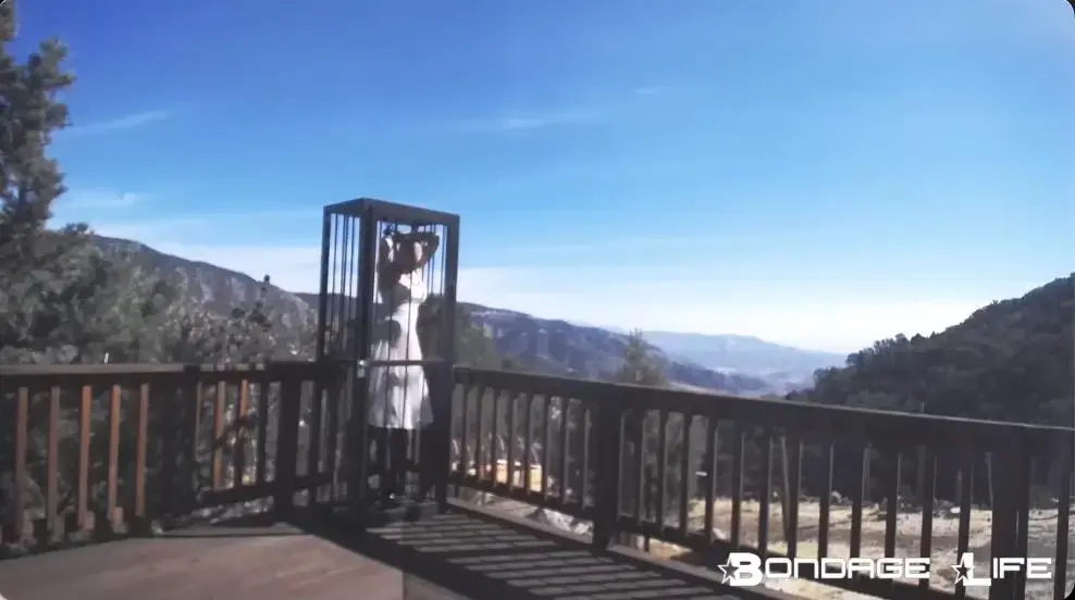 Standing Outside 束缚生活呈现：奴隶的户外时间！ 在这次特殊的户外直播中，我们的小奴隶被锁在直立的垂直笼子里，当然对于我们的小奴隶来说，事情从来没有那么简单，所以她不得不穿着一双高跟鞋站立并将她的手固定在她上方的笼顶上。 如果您是铁笼的爱好者，或者您只是想看小奴隶在压力束缚中挣扎，那么这就是您的最佳选择！<br>Bondage Life presents: Outdoor time for Greyhound! In this special outdoor stream, our little creature gets locked in the upright vertical cage and gets left out on the deck for the afternoon, of course things are never that simple for our little Greyhound so she is forced to stand in a pair of high heels and has her hands secured to the cage roof above her. If you are a fan of cages, or if you just like to see Greyhound struggle in stress bondage then this is the stream for you so make sure to check it out now!