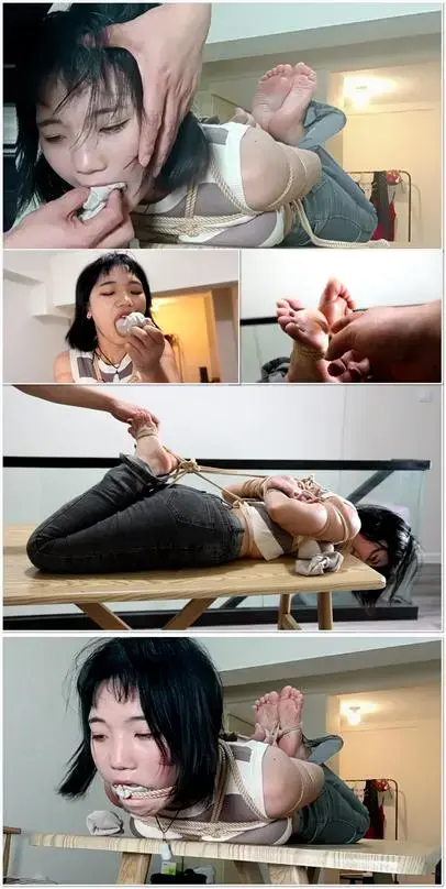 可心试镜第四集，一桌好菜之脱袜玩脚、原味棉袜堵嘴、股绳驷马，哼哼唧唧、无处可逃，可爱微酸小脚丫、嫩脚趾的诱人挣扎 A Kexin audition feature combines a meal setting with sock removal and foot play, an original cotton-sock gag, crotch rope, and four-point bondage. The restrained subject struggles helplessly while her tender feet and toes remain on display.