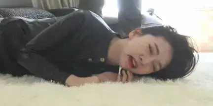  女侠的陨落 女主是秘密组织的女特工，一天她接到上级命令，潜入毒贩的基地抓捕毒贩，没想到却被反派用迷烟迷了眼睛被偷袭重伤，口角被打出鲜血，反派对着痛苦的女特工开始了各种折磨。库存喜欢的可以支持，时长一小时