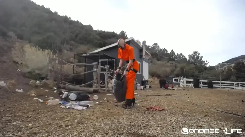 Trash Duty (Bane &amp; the Chickens) 一些野生动物进入牧场的户外垃圾后，小奴被判清扫义务！戴着镣铐，塞住嘴，穿着橙色的监狱连身衣，你最喜欢的小囚犯被命令清理外面的一些松散垃圾，她的手脚被铐住使她的任务变得更加困难 小奴小心翼翼地把垃圾一块一块地捡起来放进几个垃圾袋，同时躲避她的宠物鸡。在这次有趣的户外体力劳动直播中，一旦垃圾被捡起，小奴就会进入她任务的第二部分，在清理附近的棚屋时玩得开心！<br>After some wild animals got into the outdoor trash at The Ranch, convict Greyhound is sentenced to clean up duty! Shackled, gagged and dressed in an orange prison jumpsuit, your favorite little prisoner is ordered to clean up some loose trash outside, with her task made more difficult by her shackled hands and feet Greyhound carefully picks up the trash piece by piece and places it into several garbage bags while dodging her pet chickens. Once the trash is picked up Greyhound moves onto the second part of her task and has a little fun while she cleans out a nearby shed in this fun outdoor manual labor stream!
