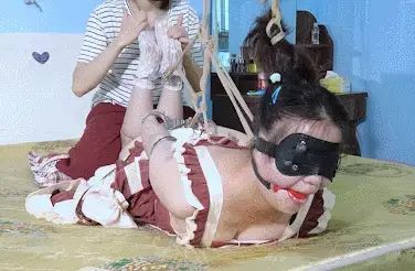【樱束原创】《游戏失败的惩罚》定拍转公映！妹妹解缚失败被姐姐驷马捆绑口球堵嘴！蒙眼！疯狂TK蕾丝白袜脚心！棒棒震穴调J强G！被要求自己拿棒棒震穴！挣扎！找钥匙自解束缚脚铐！ 工作室推出众筹定拍系列片：思路 内容 剧情 服装均由参与众筹的小伙伴安排，工作室负责拍摄，凡参与众筹的小伙伴可以加入众筹临时讨论群：209976701（限参与本期众筹的小伙伴申请）众筹金额无大小区分，提供的任何素材内容都会认真考虑采纳，众筹目的为了让小伙伴用最少的代价看到自己喜欢看的内容。（详情请咨询客服QQ2156176672或移步众筹区查看）<br><br>定拍剧情简介：<br>妹妹解缚失败被姐姐驷马捆绑口球堵嘴！蒙眼！疯狂TK蕾丝白袜脚心！棒棒震穴调J强G！被要求自己拿棒棒震穴！挣扎！找钥匙自解束缚脚铐！<br><br>樱束服务内容：私人订制剧情 专属剧情订拍 现实约拍 全国飞业务 统一解压密码：ysyc6672或qq2156176672<br>樱束联系方式：QQ2156176672 VIP专属客服微信号：yingshu-you（VIP专属客服微信，终年无休）<br><br>视频格式：MP4<br>分辨率：1080P<br>时长：41分钟<br>大小：2.2G