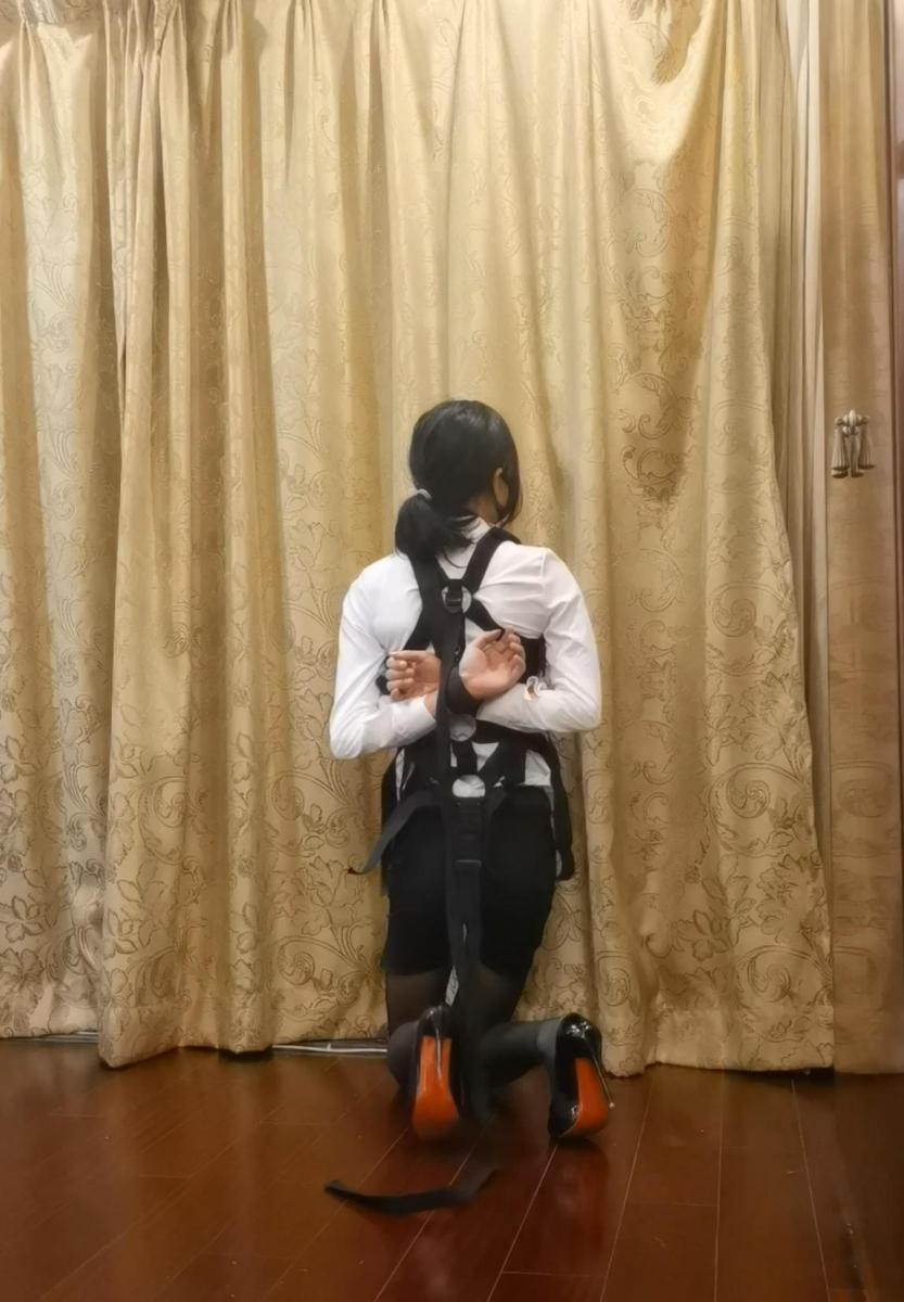自缚简单溜达下 有个小伙伴定了个加宽的自缚套装，要弄的简单一点，萌熊做了一个一体的，穿上试一下，然后出去溜达溜达，因为时长有点短，就不当正常视频挂了，大家购买时酌情考虑哦（之前和谐的视频可以私信我补发）<span style='color:#b0b0b0;'>[隐藏文字，购买后可见]</span>