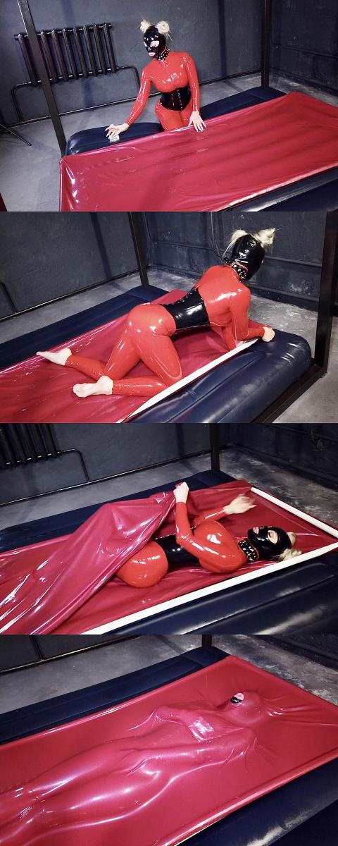 [W’sH]——Dru——红色真空床 Dru身穿胶衣套装，钻进真空床里，享受极致压迫感。<br><br><br>注：<br>W’sH 工作室<br>专注于zentai、紧身衣、spandex、丝滑光泽衣物、乳胶、睡袋、捆绑、锁链……等一系列恋物拍摄。<br>清一色欧美模特，高颜值，好身材。<br>单女、女女、三女应有尽有，各种玩法层出不穷。<br>拍摄手法极具艺术性，作品极具收藏价值。