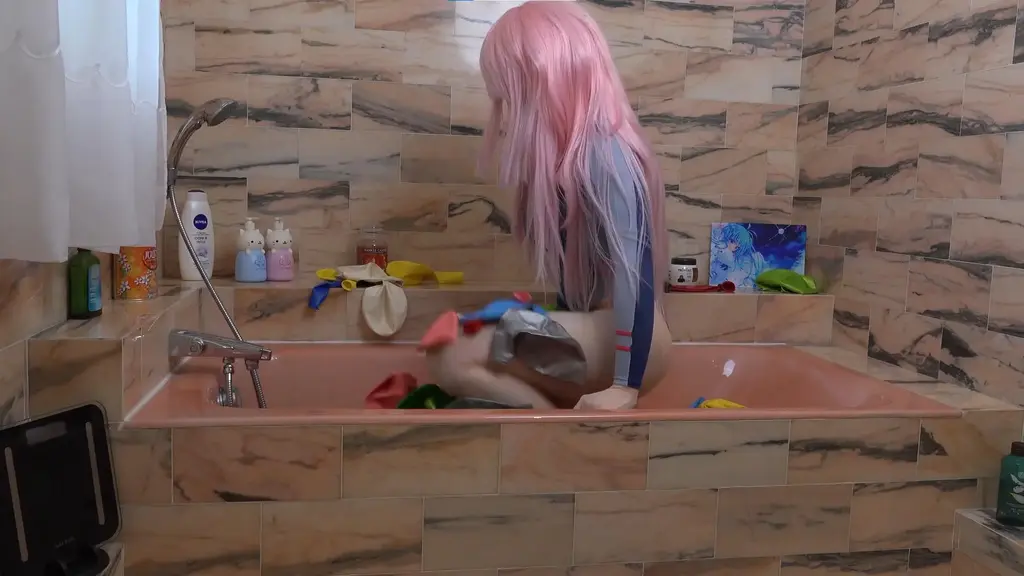 Balloon bath ? Yes, it occured !  作者：Kigluka<br>What's a good looner house without a proper bubble bath ? mmmh ?<br>Well I accumulated a certain amount of loons (thanks -> YO-) from Mother Russia who makes my current favorite brand of loons : the Europa corp, home of the fabulous Olympics.<br>Big balloons fills a bathtub fast and then ready to play o/<br>没有合适的泡泡浴的好房子是什么？ 嗯？<br>好吧，我从俄罗斯母亲那里积累了一定数量的潜鸟（感谢 -> 你 