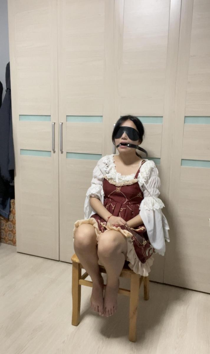 00后洛丽塔少女口球嘟嘴 口水直流吊脚挠脚心 大一女生吊脚挠脚心口球嘟嘴 3243707388388