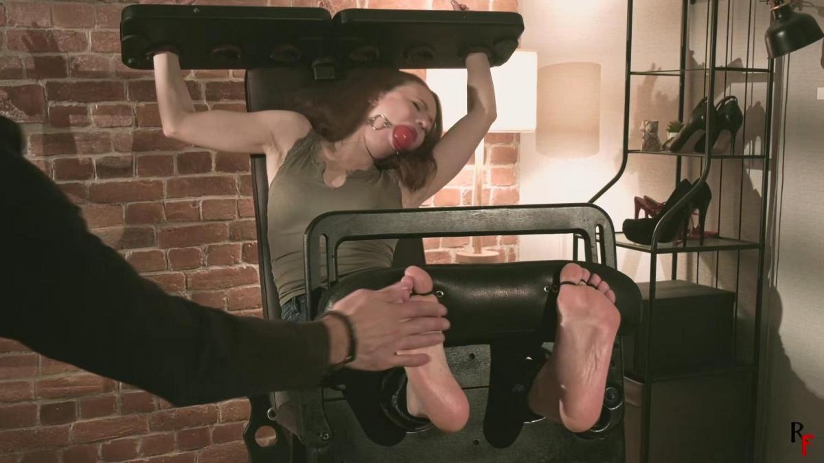 Complex tickling for Dina - Barefoot in stocks and some bastinado Russian Fetish工作室出品，不常见的Dina小姐姐被绑在足枷上长时间tk虐足，喜欢tk和虐足的朋友们一定不要错过了哦！