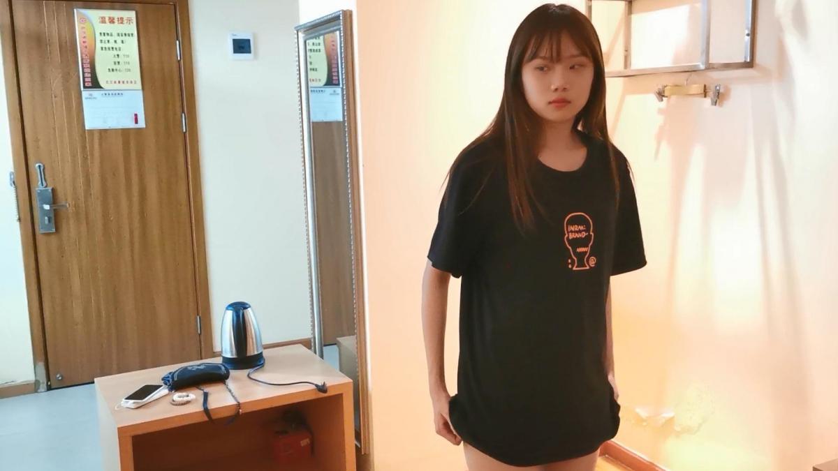奥特曼定拍：小学妹珂如五花紧缚跪缚90分钟放置，把妹子折腾到生无可恋 大小：5.14G 时长：90分钟<br>解压密码：123456<br>这次定拍的是1年多之前拍过的小学妹珂如，一年不见妹子还是看起来那么小。最近比较喜欢拍这个姿势，把妹子五花紧缚，双腿并拢绑好跪起来，背后用绳子吊着，胸前的绳子连接膝盖，跪的时间一长腿和脚就很快会麻，胸前的绳子和身后的绳子能限制起身和向前趴，珂如小学妹绑了一会腿就麻了，但是得等到放置时间才能松绑，于是就看着珂如的表情一点点变得生无可恋了。