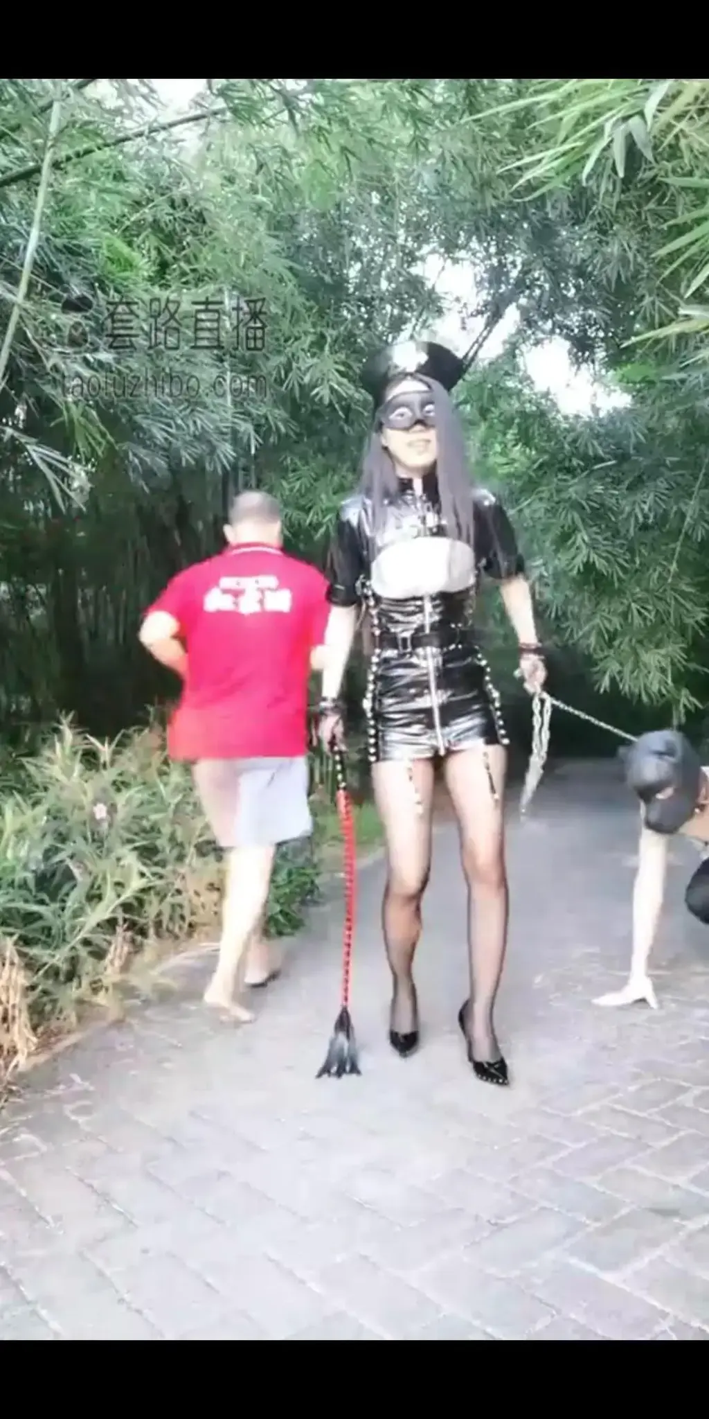 室外调教数数几个人路过【银河】 套路银河皮衣女王调教，室外行人路过，羞辱鞭打                                       恋足踩踏遛狗