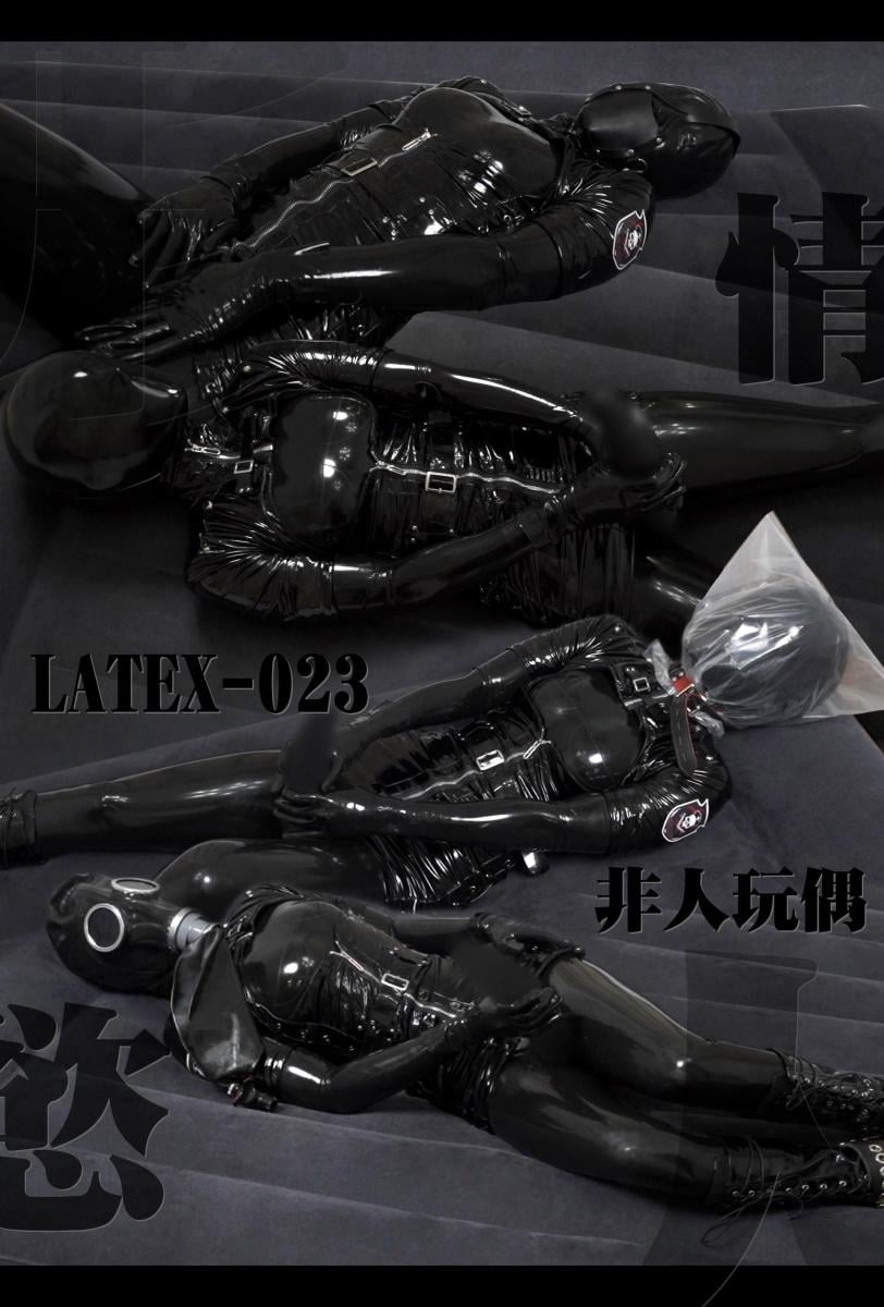 【闪闪工作室】非人呼吸管理局系列 - 非人玩偶 -  以非人之身，行人常之事<br><br>今日与圈中好友交流，获得了一个很启发我思路的点子，正是上面一句话<br>意思是要把妹子弄成不像人形的感觉，让她去做平常人日常的事<br>循着这个思路我尝试开设——非人呼吸管理局，这个专题系列<br>这个系列主要拍摄全身装扮的妹子做各种日常的事，比如这部的情欲活动，往后会有家务，玩体感游戏，玩桌游，做运动锻炼等等项目，当然每个项目不会那么轻松让其进行<br>有了这个想法后马上找来KOKO，毕竟她上次的充气头球表现非常好，而且她也喜欢这种全部密封的装扮<br>这次用胶衣覆盖住KOKO全身皮肤后，还要剥夺她的说话权力，KOKO也很麻利地自己戴上口球，但带着手套的关系，扣不上后面的皮带，于是我去帮她扣好，但这身造型也太戳我了，于是忍不住对KOKO下手，玩弄了几下她的身体后，才给她戴上无面头壳<br>就这样，里面被堵着嘴没有脸部的非人妹子完成了，给她震动玩具，让她自己玩起来<br>由于嘴巴完全张开，所以头壳空间不够了，所以中途给取下了头壳，撕掉海绵软垫，这样空间刚刚好<br>KOKO舒服地躺在床上，两手卖力地震动着自己<br>当然需要增加难度，必不可少的塑料袋套在无脸的头壳上，KOKO的动作开始变大了<br>叮嘱KOKO，不行可以自己解开<br>在第一次临界点时，KOKO手忙脚乱地想打开皮带，却只是用单手去解，原来这家伙另一只手还不忘放开震动玩具，可能她更需要这个刺激，终于发现一只手解不开时，才用双脚把震动玩具夹稳，才去双手解开皮带放出自己<br>纵使如此，KOKO夹着的震动一直没有关，看来她很享受这个过程，我就帮她一下，把塑料袋重新套上，坐在她的旁边观赏她，不时也下下手<br>身边一旦有人，KOKO的爱摸着人的特性又出现了，一直用带着乳胶手套的手触碰我各处，这种抚摸真是不能再舒服了<br>最后一轮，还是想看KOKO玩呼吸袋，戴上防毒面具后依旧是她自己把持着震动玩具，我直接躺在她侧面，给她装上呼吸袋<br>这种暧昧的躺法令人十分神往，我不时从背后袭击KOKO，或者夺过她的震动玩具由我来操作，只要KOKO手空出来，就会伸向我身体，感觉拉满了我的天<br>最后KOKO开始受不了，我直接把身体压她身上，让她无法自己脱下面具，最后在她极力摇头和破音出现的情况下，我给她松开呼吸袋，只感觉到呼吸孔里大量空气流动，KOKO胸部剧烈起伏<br>看她这样柔软的状态不禁把她转过我身前抱着她，她也很配合地抱着我，这种感觉太好了，实在不想给她还原，但怕把她憋坏，还是把面具给她脱下，这次游戏就先到这里结束<br>结束后又问KOKO，下次想尝试怎样的非人和日常的体验，她说她想穿乳胶裙子打游戏<br>这两个都可以，不过游戏就得是体感游戏了，不把你累倒不罢休那种，各位敬请期待<br><br>【网盘文件先下载到电脑，解压得出的文件后续名html修改为zip，再解压一次】<br>【不要在网盘解压与播放】<br>解压密码：shanshan