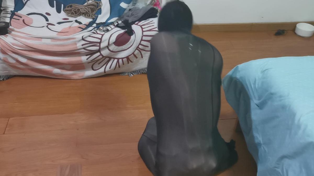 『我的媳妇』84弹、大蛆一只多层丝包各种挣扎呻吟、捂脸打屁屁、中途还跟我生闷气，驷马+超长**虐哭了 片名:0920<br>时间:68分钟<br>大小:2.42.g<br>格式:zip 7z建议使用360压缩解压<br>失效站内信联系我<br><span style='color:#b0b0b0;'>[隐藏文字，购买后可见]</span><br>请勿百度云在线解压或观看<br><br>最后的时侯打算给她脱丝包的<br>坐不起<br>我就说了她句笨<br>好家伙<br>生闷气了还<br>包那么严实还踹我<br>生气了还不让脱了<br>那你就继续包着吧<br><br>从床上下来想躺地板上<br>由于丝包里还绑着脚<br>跪姿的状态下又坐不下来<br>最后还是硬躺下来的<br>结果一个不小心脚趾磕到床底<br>给这家伙眼泪都疼出来了<br><br>来个特写<br>很急促的呼吸声<br>一捂脸各种抗议<br>再来个驷马<br>看脚的动作<br>这应该是目前以来最久的**<br>最后直接发脾气了<br>虐哭了<br>赶紧哄哄