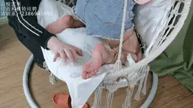 【心悦艺束】-长腿女孩的玉足吊缚玩弄（拍的不太满意，但是也不算划水哦，6钻送个福利吧） 拥有一双漫画腿的女孩，一双大长腿一点赘肉没有，整个就是爱住了。显示M字背身绑在吊兰上面，小脚压在脚下，毫无办法躲避，再干脆吊起来，大脚趾也要戴上脚趾铐，彻底锁起来。彻底让她失去躲避的机会，只能在魔爪下承受tk。<br>定拍，模特应聘，请加Q2386945992。海外用户请用Telegram：xybondage。或者联系邮箱：xybondage@qq.com<br>视频中的衣物，丝袜，道具有需要的也可联系我。<br>解压密码是：xyys