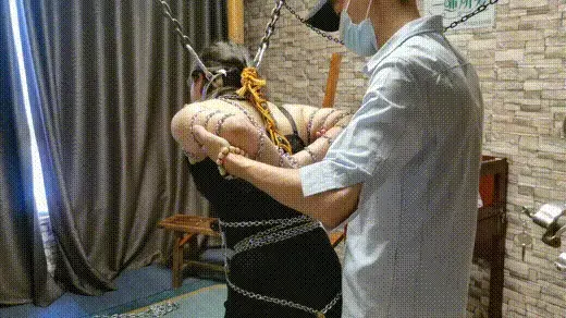 女孩洛儿全身铁链捆绑折磨 洛儿全身被铁链捆绑，穿着高跟鞋，带着脚镣，嘴里堵着木棍，头发也绑起来向后拉扯，脖子锁上金属项圈，非常痛苦的姿势站在房子中间，还时不时忍受鞭打，骚扰、折磨、最后放置黑暗房间扬长而去，留下洛儿痛苦的在房间挣扎。视频解压密码：chuxin   ，   -<br>一绳所爱绳艺体验店面向全国爱好者开放，本店提供绳艺捆绑模特服务、体验女绳师捆绑服务、体验长时间囚禁服务、绳艺教学培训、绳艺交流会、场地出租、专业麻绳销售，原创视频套图销售、作品私人定制、模特原味丝袜出售等，另外本店招募同好合作伙伴。微信：351552501初心