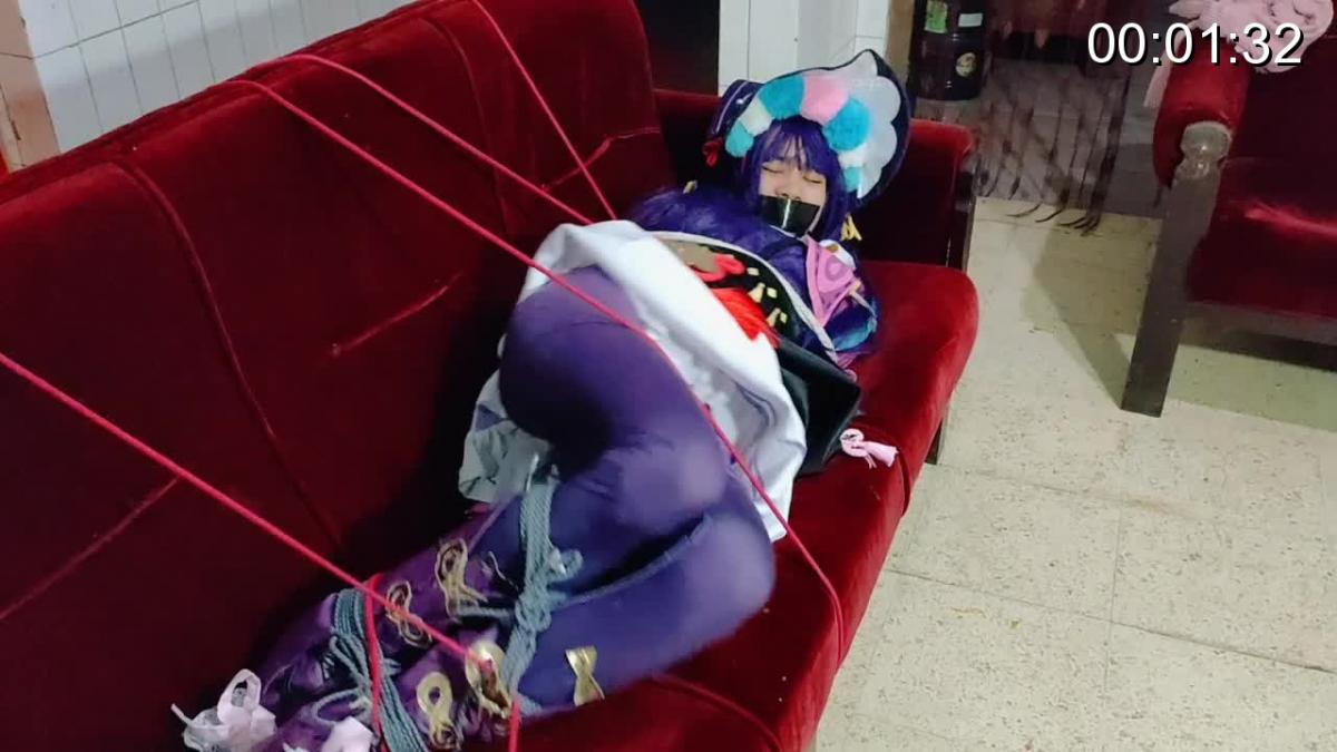 【cos綁帶系列】COSPLAY原神衝擊姐姐雲錦綁帶吸汗絲襪堵嘴+出門綁帶走路木屐+司馬TK兩指襪 雲錦姐姐發現自己被綁在沙發上，起不來了。 震動棒讓他興奮起來，很不舒服。 試圖掙脫，但繩子太緊，難以打開。 他的嘴被臭襪子堵住，然後用膠帶封住。 雲錦姐一直想掙脫逃跑，<br>走了回來，她把脫下的絲襪塞進嘴裡。 馬的過程只有8分鐘，其餘的直接跳到沙發上的1女孩[X_X]的主題，然後張開雙腿固定，內褲棒 棒保持強壯2然後輕輕鞭打  TK，女生最不抗拒的大腿部分，被甩到不能休息的地步，<br>雲錦姐成功了嗎？
