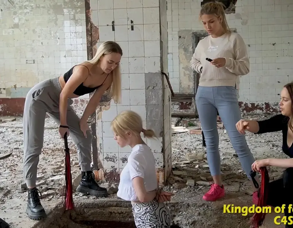 Astra Thrown in a Hole and Punished (FULL HD MP4) 阿斯特拉被扔进洞里受罚 (FULL HD MP4) <br><br>这是对继父的女奴阿斯特拉的惩罚，她不是一个好的女奴，莫利把她带到废弃的房子里，把她扔在洞里，叫基拉和多米尼克来惩罚这个婊子。姑娘们先是在她嘴里吐口水，然后把她弯到洞里，开始一起鞭打她，阿斯特拉痛苦地尖叫着，无处可逃，她的屁股上从各个角度承受着所有姑娘的鞭打。然后女孩们轮流拍打她的脸，她转过身来，这样她们就可以各自拍打她，直到她的脸变红。然后，莫莉有了一个非常残酷的想法，她知道阿斯特拉讨厌牛奶，无法忍受所有的牛奶，她把一个漏斗放在她的嘴里，开始把漏斗里的牛奶倒在她的嘴里，阿斯特拉无法忍受，不断地吐出来，塞住嘴，她变得满身是奶，然后女孩们把她们的手塞进她的嘴里，让她塞住嘴，吐在自己的洞里，女孩们羞辱她并取笑她。阿斯特拉应该学会不要再违抗她的继妹莫莉，否则她会有严重的后果。<br><br><br>Astra Thrown in a Hole and Punished (FULL HD MP4) <br><br>Molly has had it with stepsister slave girl Astra, she hasn't been a good slave girl and Molly has taken her to the abandoned house thrown her in the hole and called Kira and Dominique to punish the bitch. The girls started by spitting in her mouth and then bent her over in the hole and started flogging her together as Astra screams in pain with nowhere to go, she takes the floggers from every angle on her ass from all the girls. Then the girls take turns slapping her face her as she turns so they can each slap her until her face turns red. Then Molly had a very cruel idea, she knows Astra hates milk and can't stand it all, she puts a funnel in her mouth, and starts pouring the milk in the funnel in her mouth, Astra can't take it and keeps spitting it and gagging as she becomes a mess covered in milk, the girls then stuff their hands in her mouth making her gag and puke all over herself in the hole as the girls humiliate her and make fun of her.. Astra should learn not to disobey her stepsister Molly anymore or there will be harsh consequences coming her way