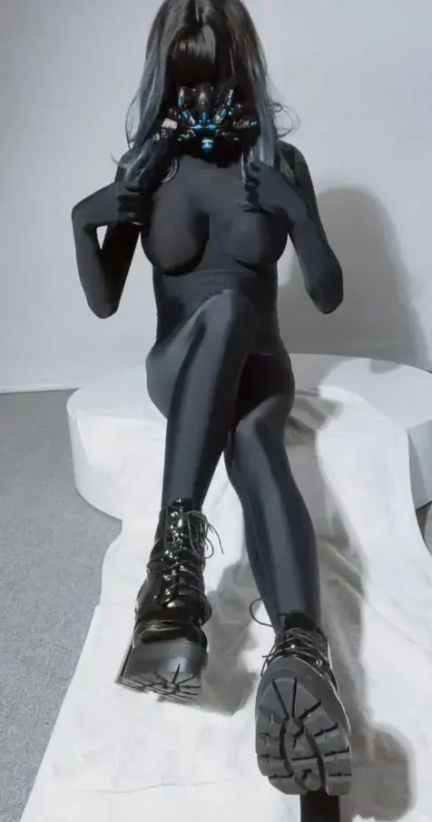黑色全包zentai+面罩 这是另一套黑色zentai，跟之前那个视频的不一样，这次视频不算长，被棒子套入之后玩，明明已经忍住，最后还是顶不住GC了，甚至无力关掉棒子。
