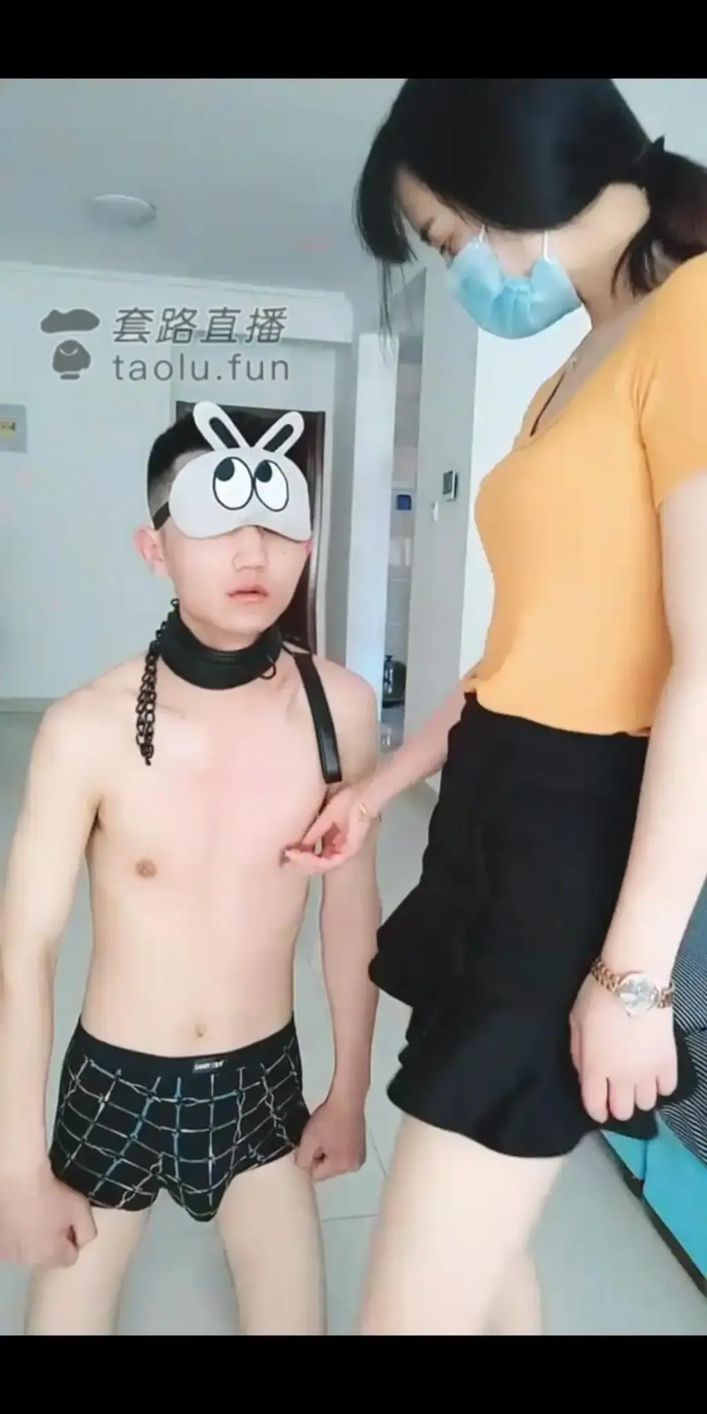 调教 学生狗尾随的下场【奈奈】 套路视频，奈奈调教尾随的猥琐大学生，蒙眼鞭打玩弄                                      虐乳恋足踩踏耳光