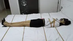 【新月原创】【红豆】同好定拍 紧紧捆绑在床上 肉丝制服挣扎 蒙眼封嘴 先用TD折磨 棉被包裹之后 用棒子继续震到G为止  【新月工作室】定拍交流QQ：1003187439 备用2936094312<br>【出原味妹子】3104988182 小洛（红豆）2389316626 玉箫（荷露、雪莹） 3560530071 雨涵（若莺） 3451471253 佳怡<br>站内众筹也请大家多多支持~谢谢<br>约绑攻略有售直接滴QQ：3104988182！！！本工作室正式启动会员优惠折扣方案，请有兴趣的同好加客服Q：3104988182详询<br>同好定拍，感谢授权我发布。肉丝大长腿的红豆妹妹穿着高跟鞋，被紧紧捆绑在了床上，她被封着嘴，蒙着眼，TD开到最大。身体被固定，没有动弹的机会。<br>TD用的是新电池，开到最大，她又难受，又舒服，不停的扭动身体，却也无法解缚。时间到了，她解不开绳子，就要用被子整个人包起来，把TD换成棒子，放在裙子里……<br>继续最大功率震！！直到她G了为止，双脚用力挣扎，鞋子都踢掉了，最后放开她，浑身无力。手心都全是汗……