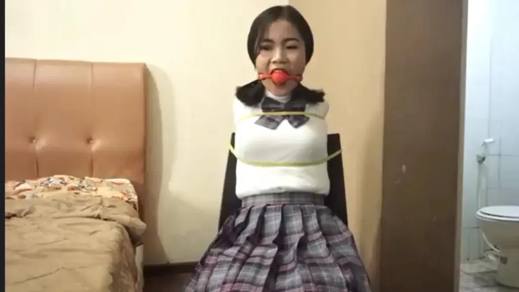 【jk女學生劇】當然是兩個萌妹子綁在一起，最好是兩個妹子一邊玩一邊聽她們敏感的呻吟A的少女感日系校服+日系泡泡襪捆綁扔到床上玩 莉亞和哈娜在放學回家的路上被一起綁架了。 他們被帶到旅館房間並被綁起來。 莉婭被緊緊地綁在椅子上，嘴裡被一個球堵住了。 哈娜像馬一樣被綁在她身邊，她的嘴被膠帶封住。 當他們醒來時，他們意識到自己遇到了麻煩。 他們互相幫助掙脫，但無濟於事。 綁匪隨後進入並與他們玩耍。 擠壓胸部並記錄下來。 莉亞和哈娜只能在呻吟中投降。 綁匪真的很喜歡它，並一直和他們一起玩。 他們能逃出這個地獄嗎？