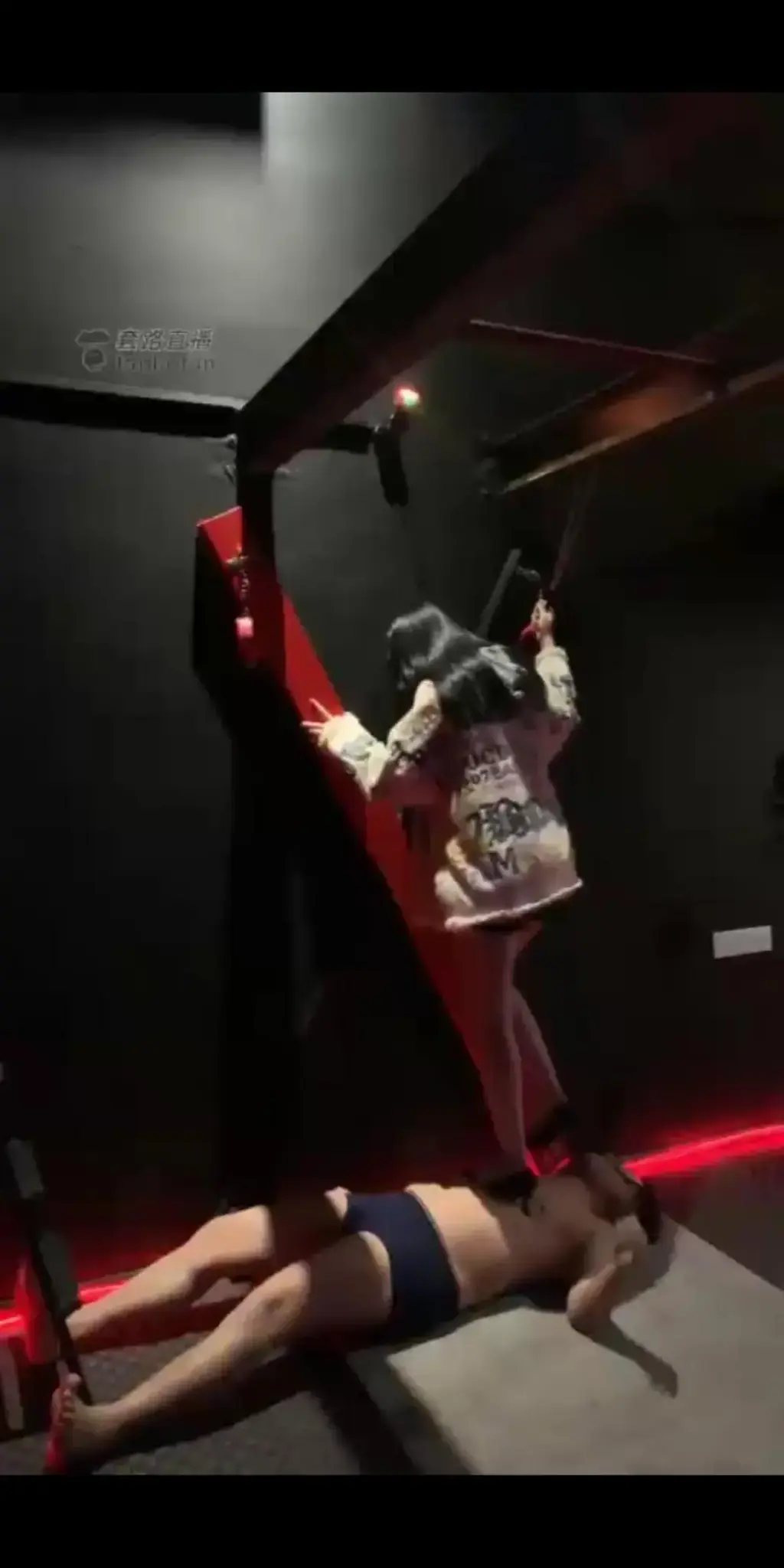 圈养狗子的一天【Fiona大人】 超美女主人，玩弄奶狗                                                      圈养在地下室踩踏虐乳，鞭打恋足羞辱