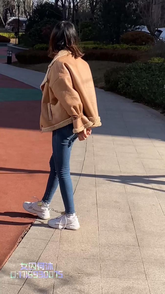 何沐原创 何沐戴铐视频面试以及小区散步 是我定拍过的一个小姐姐叫何沐，帮她打打广告，这个是她戴着手铐脚镣跟ktv老板视频面试工作以及一段户外手铐铁链子散步，有想定拍约拍或者买更多视频的加qq1716930075或副:3585260574