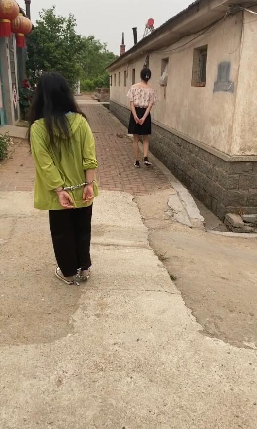 何沐原创 何沐与闺蜜戴铐去农村外拍 是我定拍过的一个小姐姐叫何沐，帮她打打广告，这个是她和闺蜜打车去农村拍摄，在车上就戴上手铐脚镣，然后去了村里差点被人当成指认现场的女犯，车里的一段没有声音因为谈话涉及隐私，有想定拍约拍或者买更多视频的加qq1716930075或副:3585260574