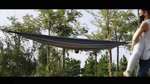 【半岛束艺台】【户外】【海语】YT1700 北欧定拍：露营惊魂 下 这是一个悲催的故事续集，已经在帐篷里绑了一夜的海语又被带到一个不知名的鬼地方，被男人制成了木乃伊放在吊床上，而且被盖上了被子，路人只会以为这是一个正在享受午后阳光的度假女孩，从而不会有人试图去解救她。<br>【解压密码】peninsula2018,修改后缀名mp4，勿在线观看<br><br>【半岛束艺台】不做精品只做生活，用镜头记录真实绳艺，纯净捆绑，健康游戏！为每一个热爱捆绑的朋友展示最纯粹的绳艺，为每一个顾客用心打造属于您的专属作品。<br>本台主页：https://linzijun.app/@BDTV<br>联系方式：QQ2245148409/微信peninsulastudio<br>业务咨询秒回，闲聊看心情，色情勿扰。<br>